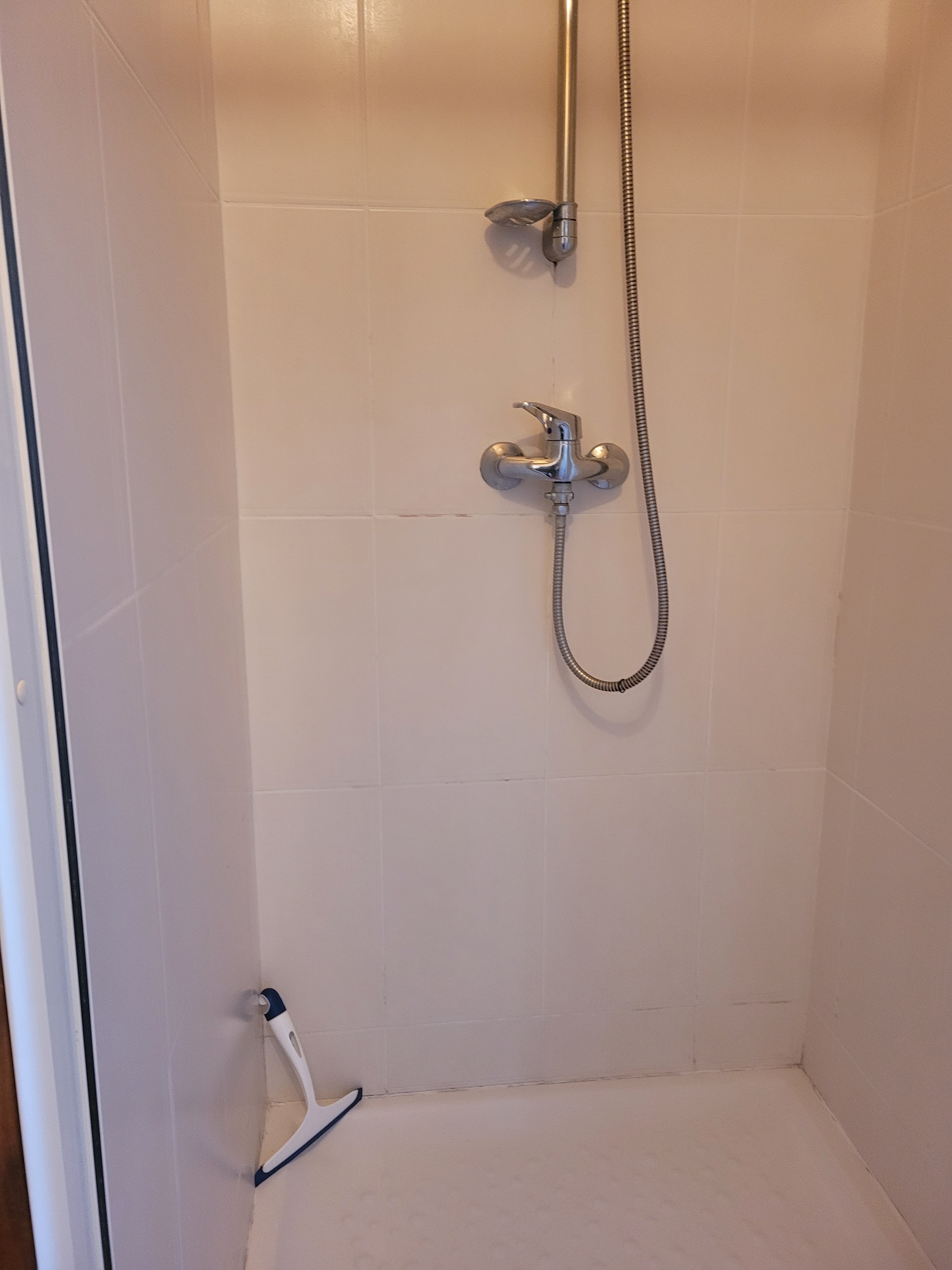 Le Grand, location de vacances Clévacances, salle d'eau avec douche