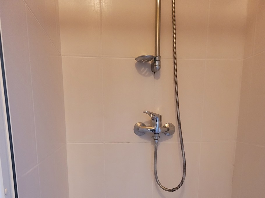 Le Grand, location de vacances Clévacances, salle d'eau avec douche