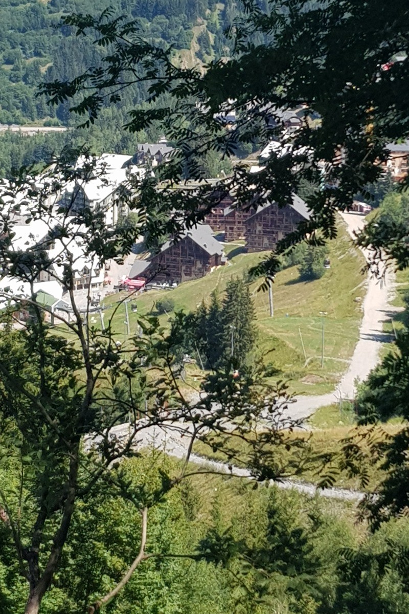 Vue sur Oz et le Chalet du Pic Blanc depuis la montagne