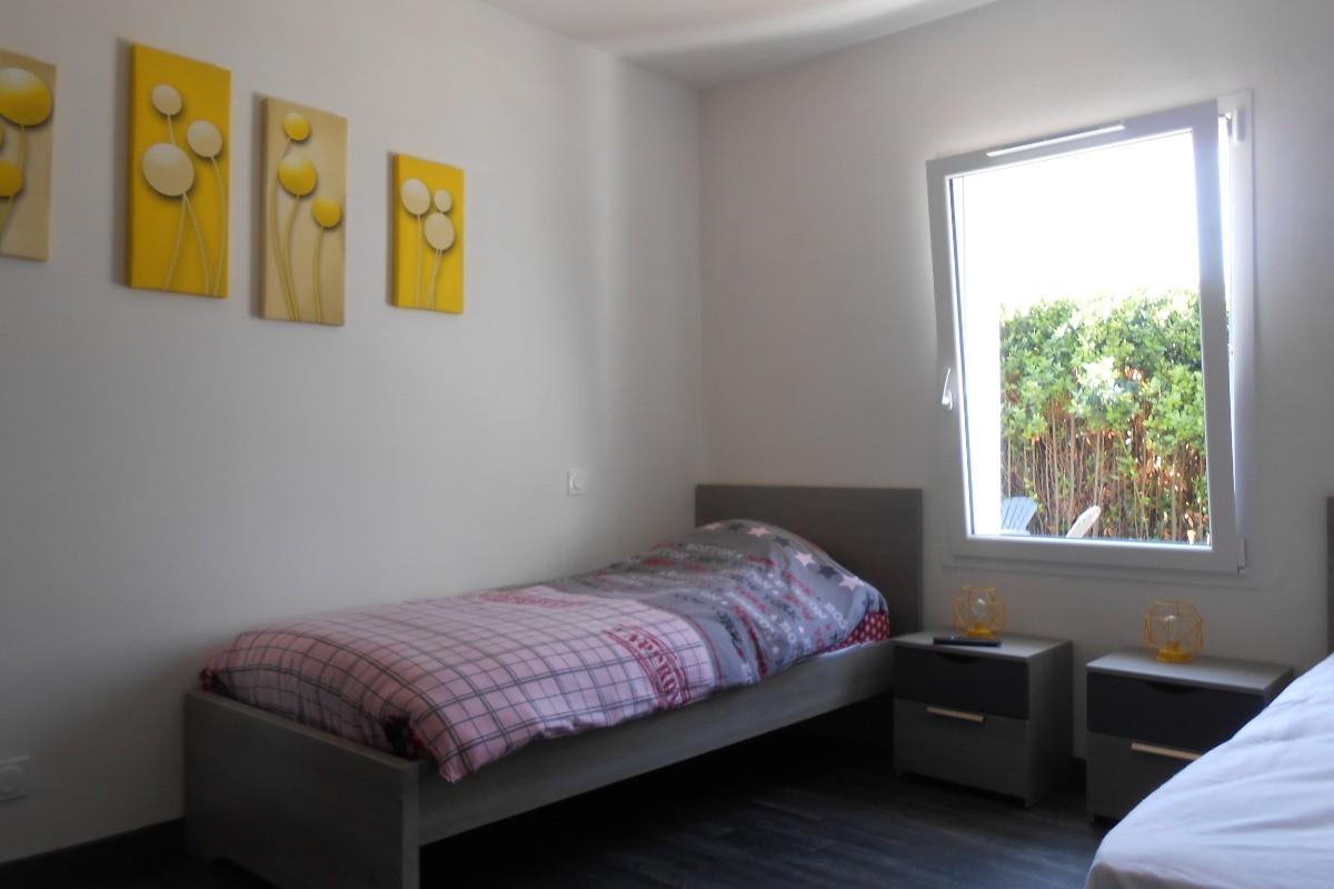 chambre 2 lits 0.90 cm avec télévision