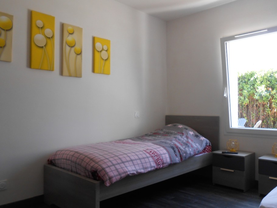 chambre 2 lits 0.90 cm avec télévision