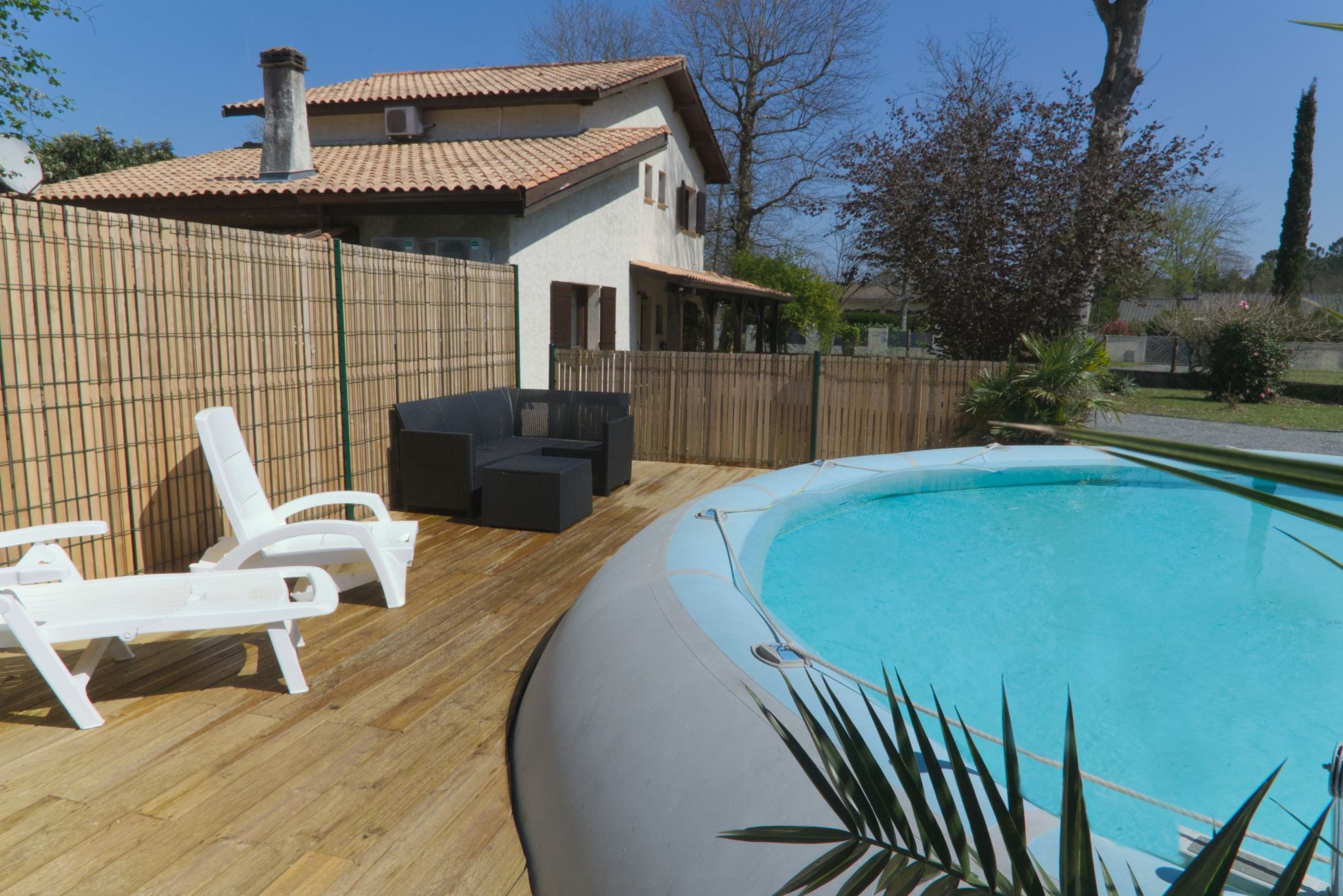 Private swimming pool at Villa Primevères in St Jean d'Illac, Gironde