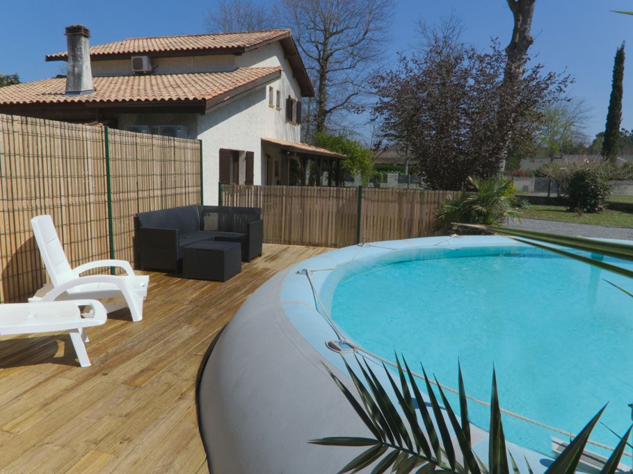 Private swimming pool at Villa Primevères in St Jean d'Illac, Gironde
