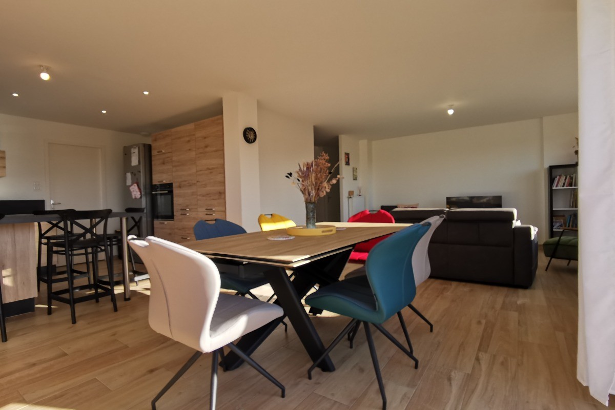 Vue ensemble cuisisne, salle à manger, salon