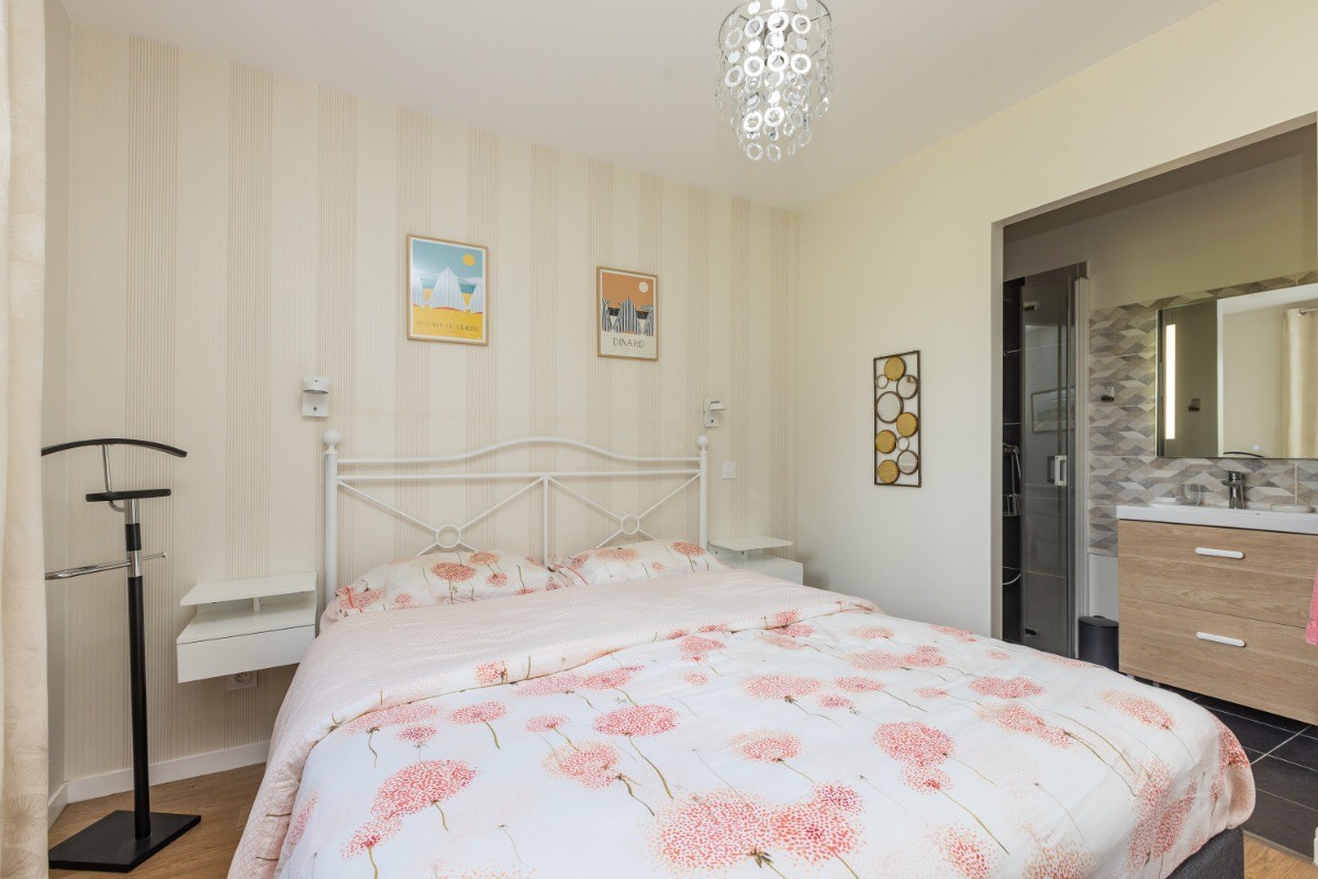 Chambre RdC, salle d'eau attenante