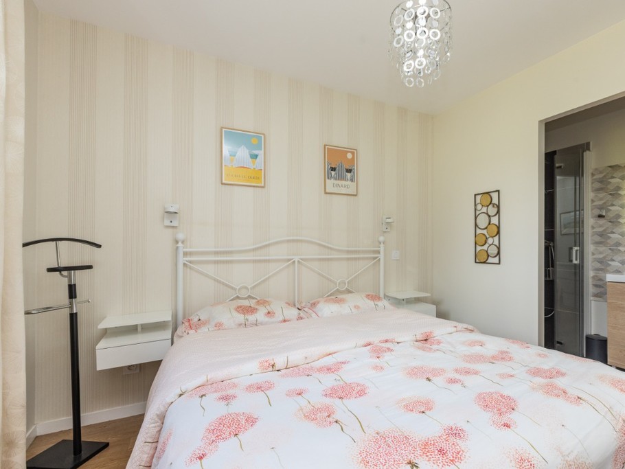 Chambre RdC, salle d'eau attenante