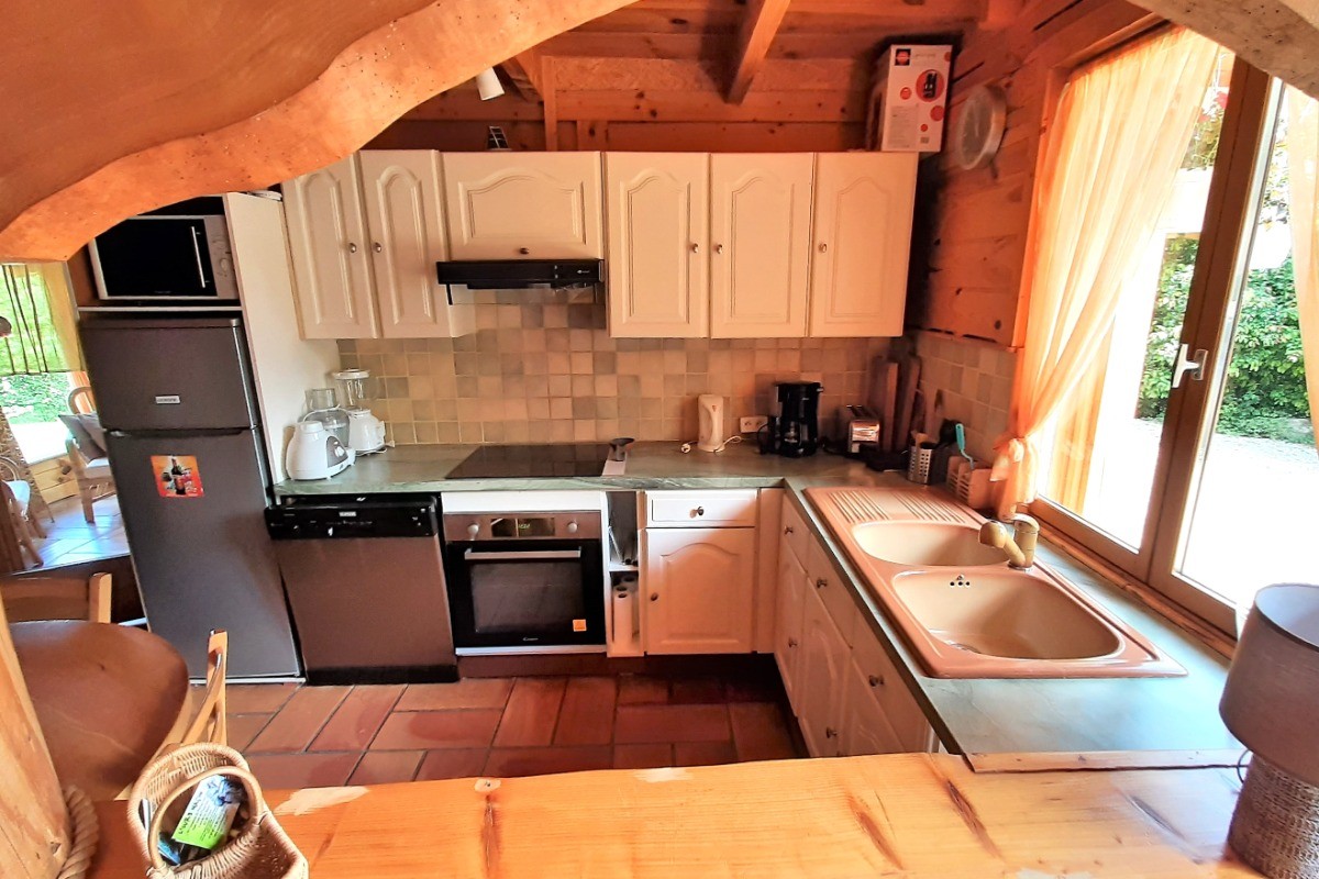 Cuisine équipée - cheminée avec poêle à bois.