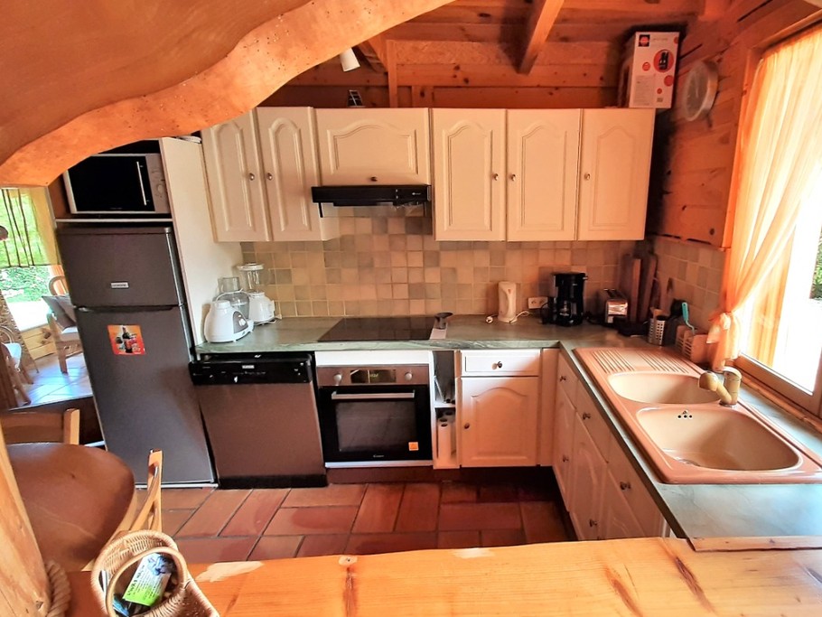 Cuisine équipée - cheminée avec poêle à bois.