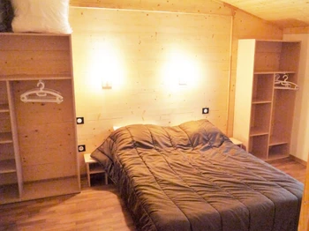 Chambre avec lit double