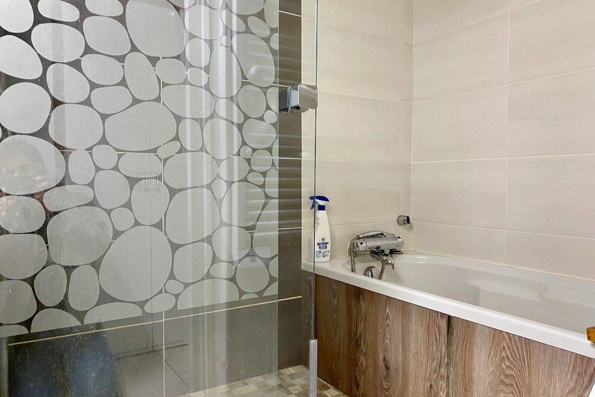Salle de bain complète avec douche et baignoire