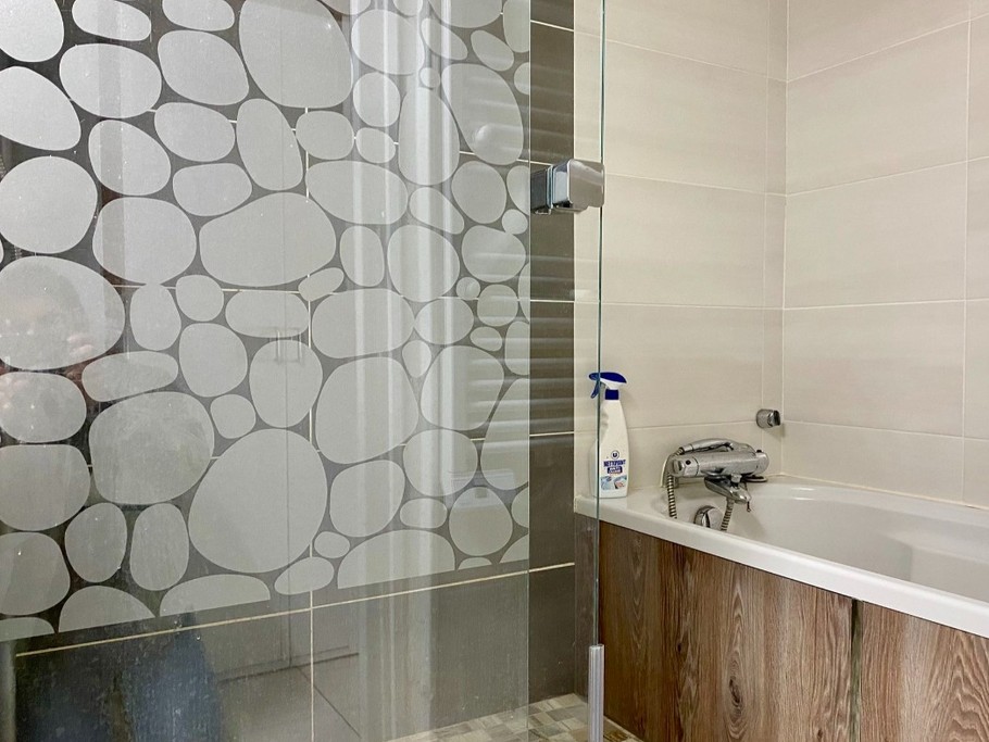 Salle de bain complète avec douche et baignoire