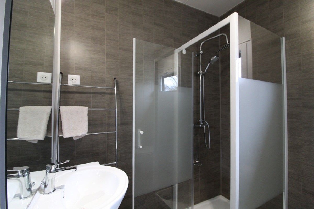 Salle d'eau avec wc - Gîte Chez Lucie