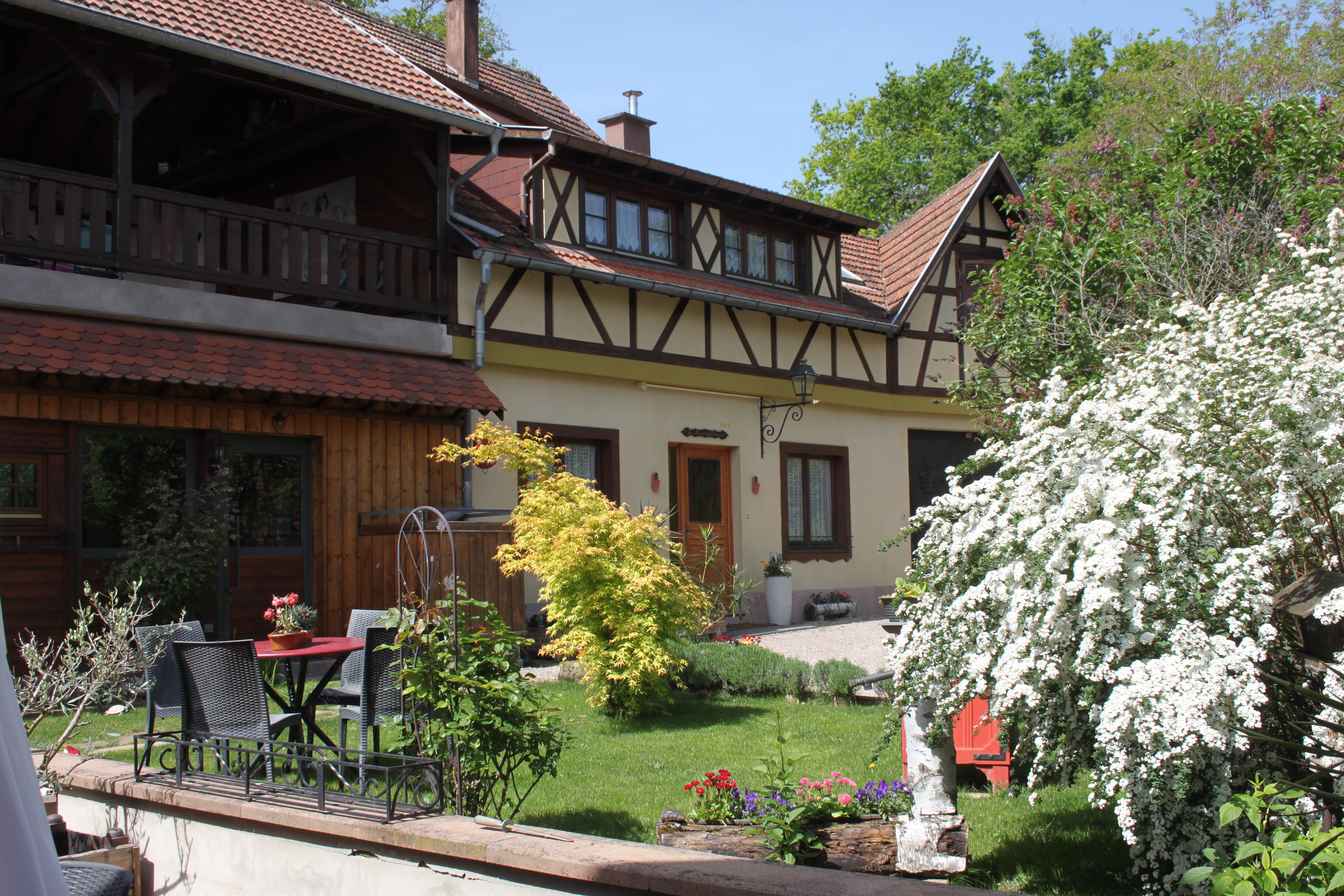 Front of the gîte with green area