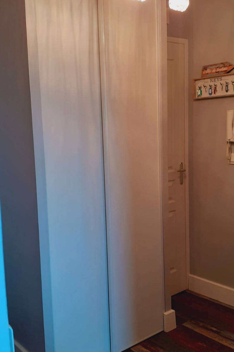 Placard de l'entrée.