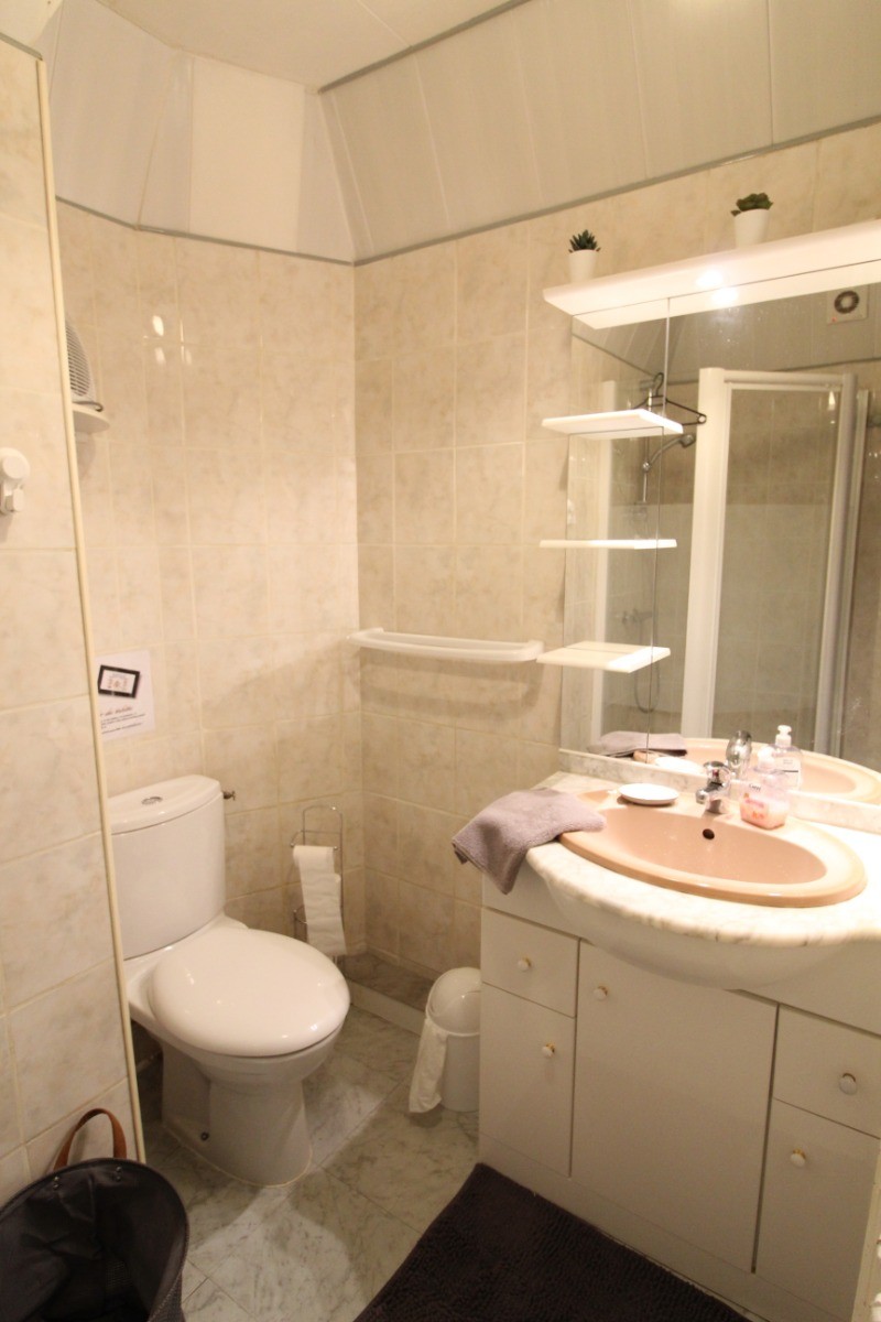 Salle d'eau avec wc - Appartement Le petit Darou