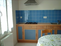 Cuisine aménagée et équipée avec frigo-congélateur, micro-ondes, four, lave-vaisselle, etc.