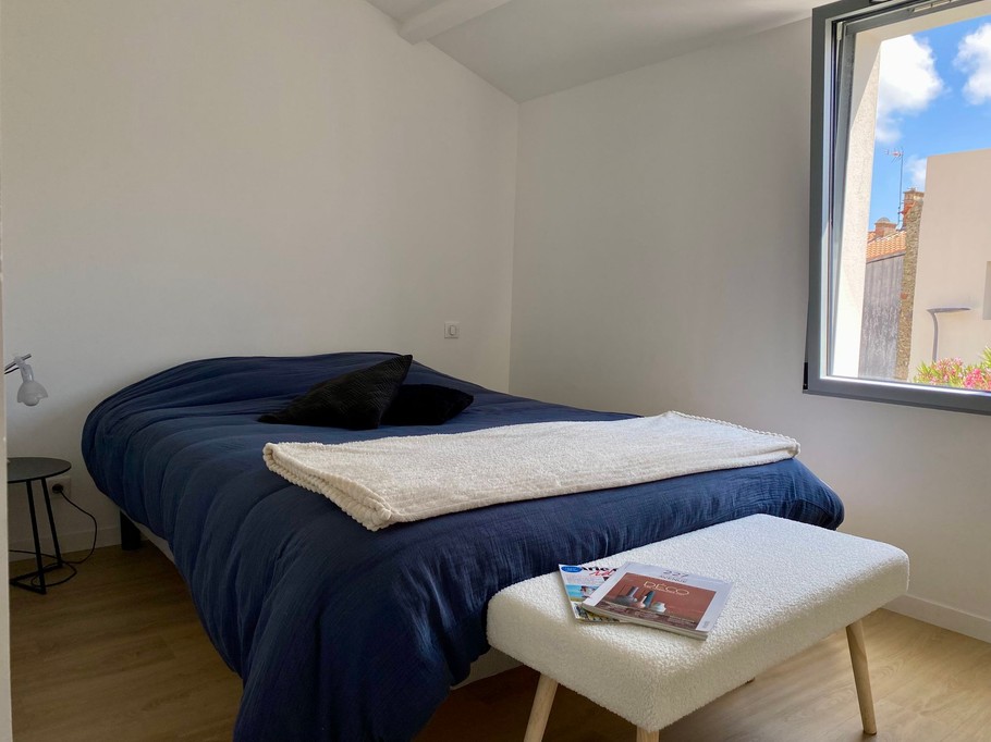Bedroom with double bed (140cm)