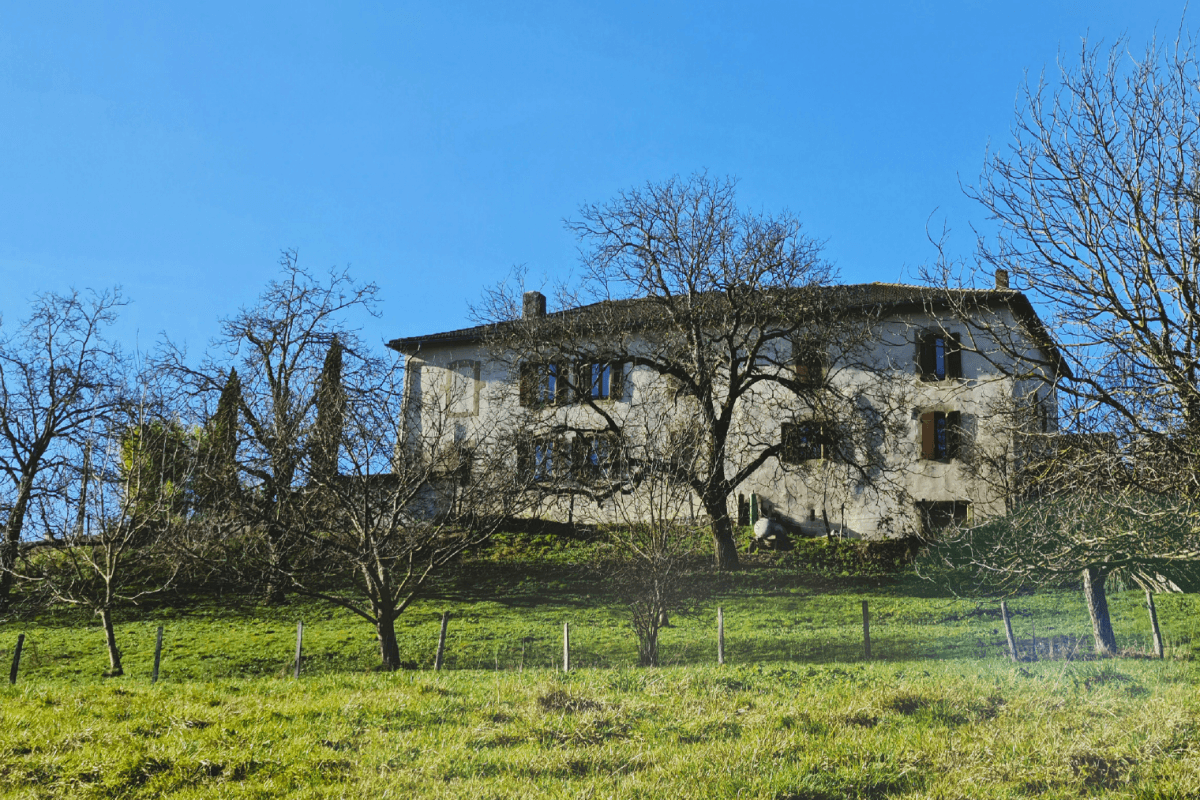 Grand Maison, ancienne ferme forte entre Drôme et Vercors, domine la colline