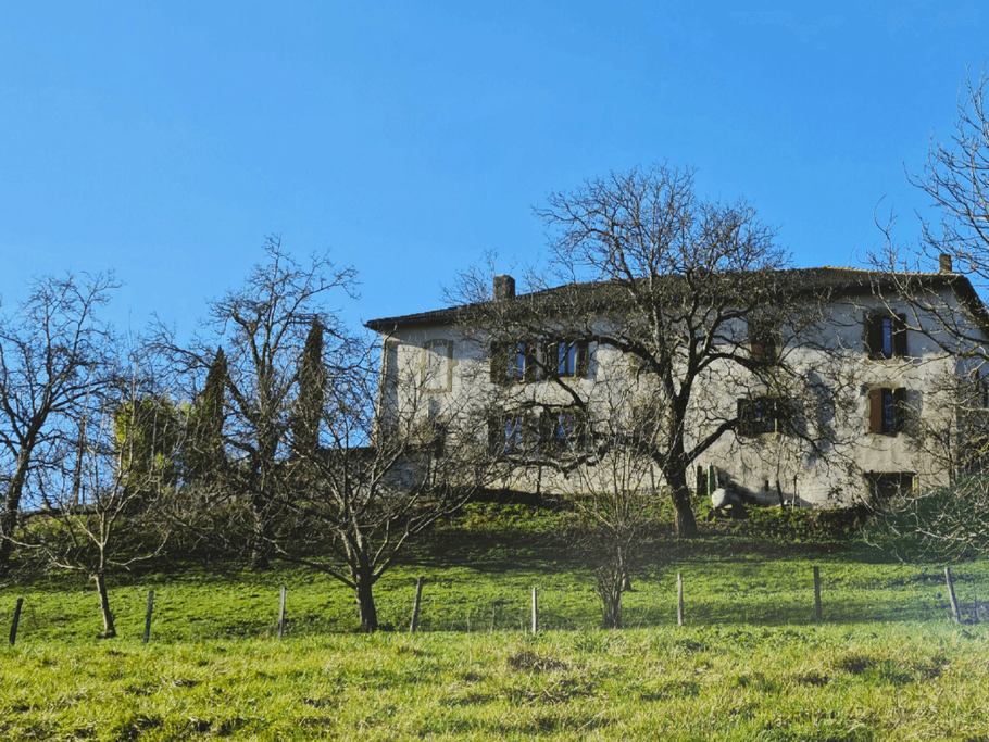 Grand Maison, ancienne ferme forte entre Drôme et Vercors, domine la colline