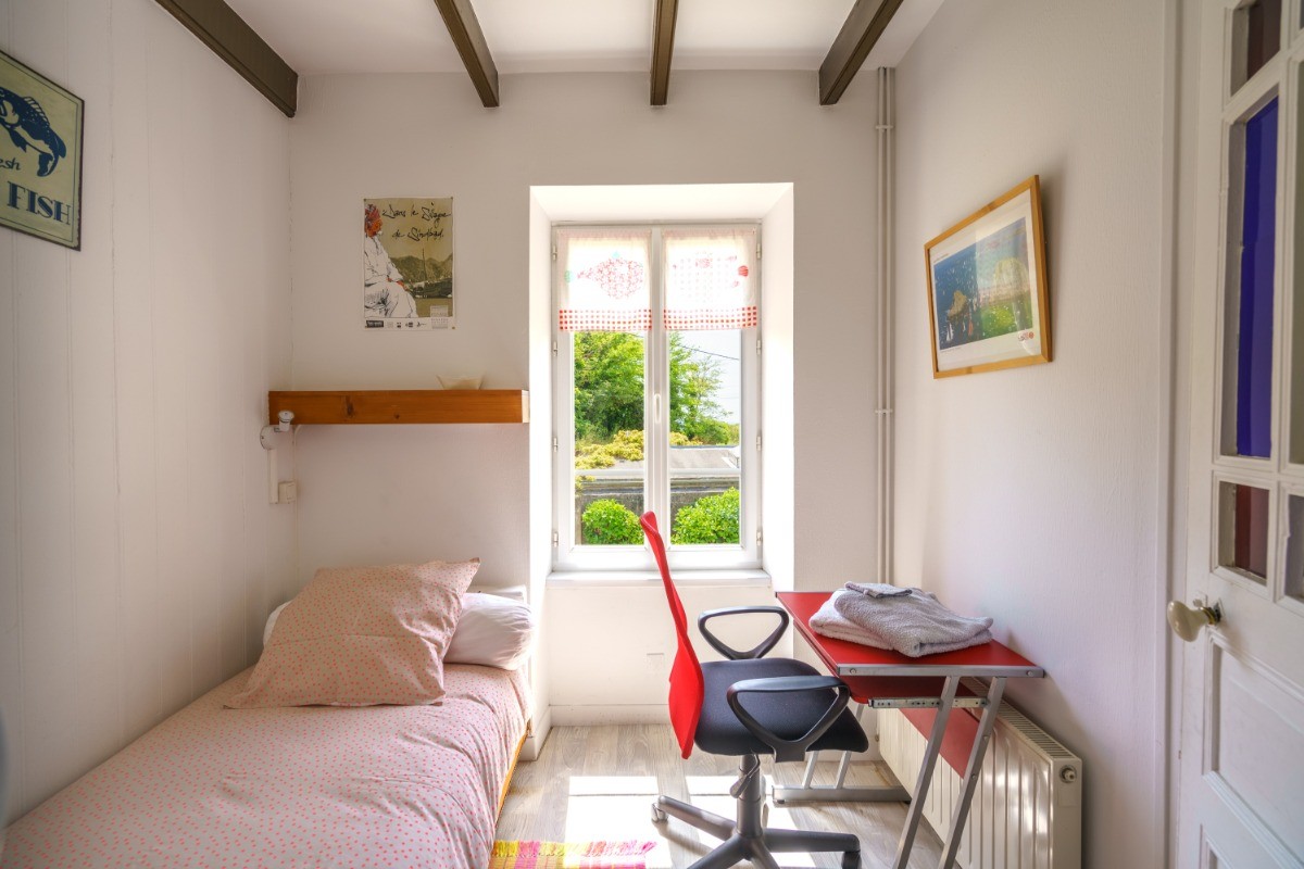 Chambre à l'étage avec bureau