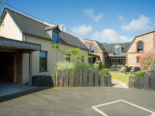 Carport 2 voitures + parking clos portail électrique