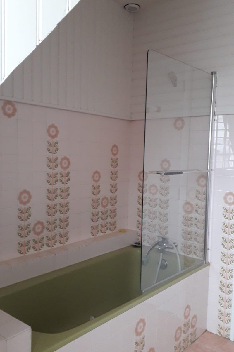 Salle de bain avec vue jardin