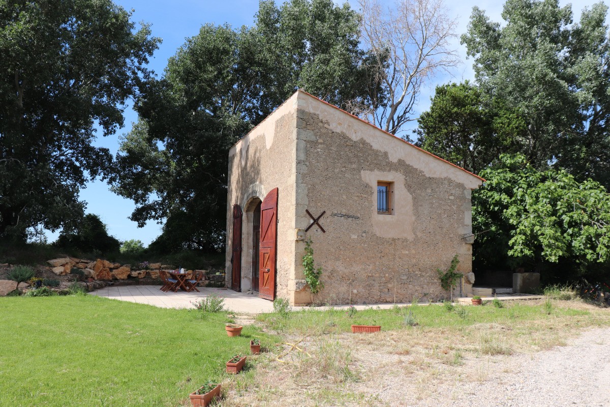 La cuisine d'été se situe derrière la maison