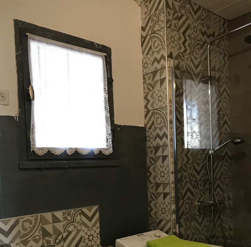 salle de bain avec vasque et meuble rangement