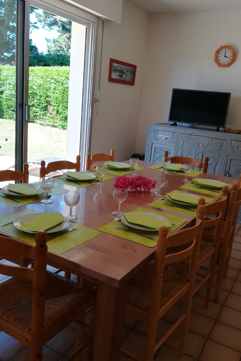 Salle à manger ( avec cheminée ) ouvrant sur terrasse au Sud