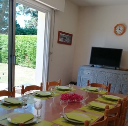 Salle à manger ( avec cheminée ) ouvrant sur terrasse au Sud