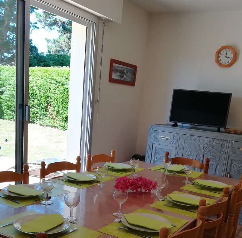 Salle à manger ( avec cheminée ) ouvrant sur terrasse au Sud