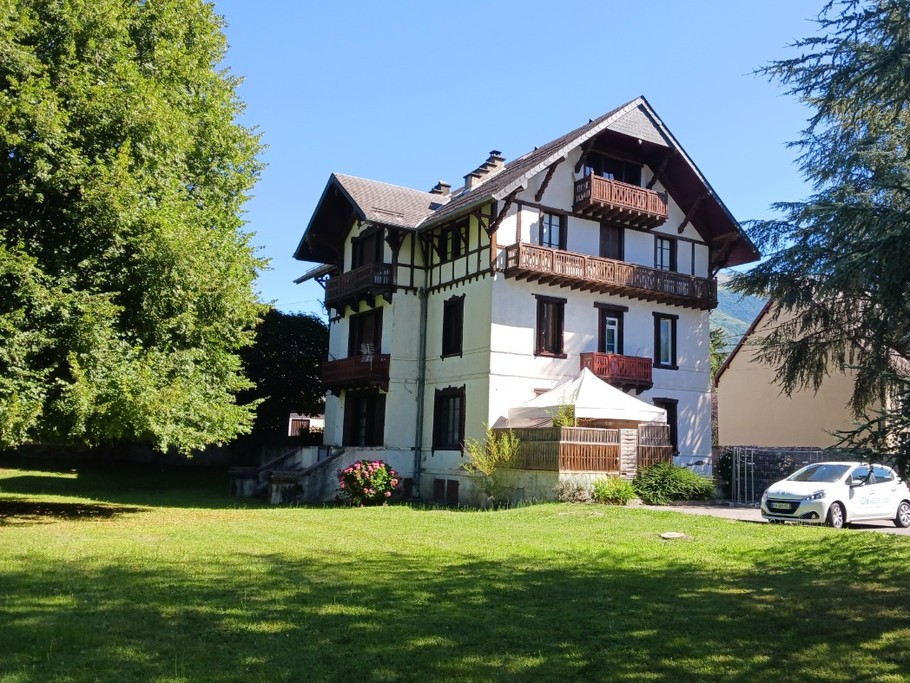 Chalet de la Pique: Vue extérieure de la résidence avec jardin commun et place de parking
