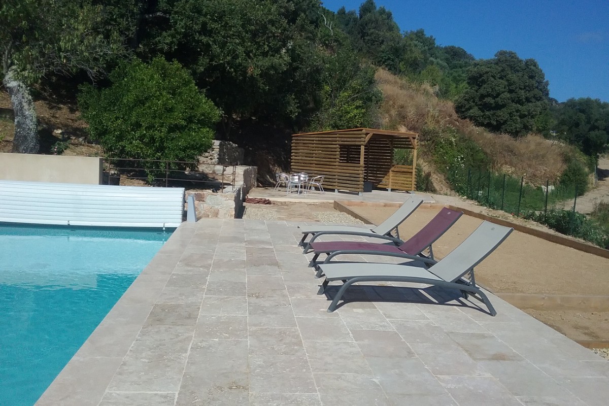 terrasse avec terrain pétanque