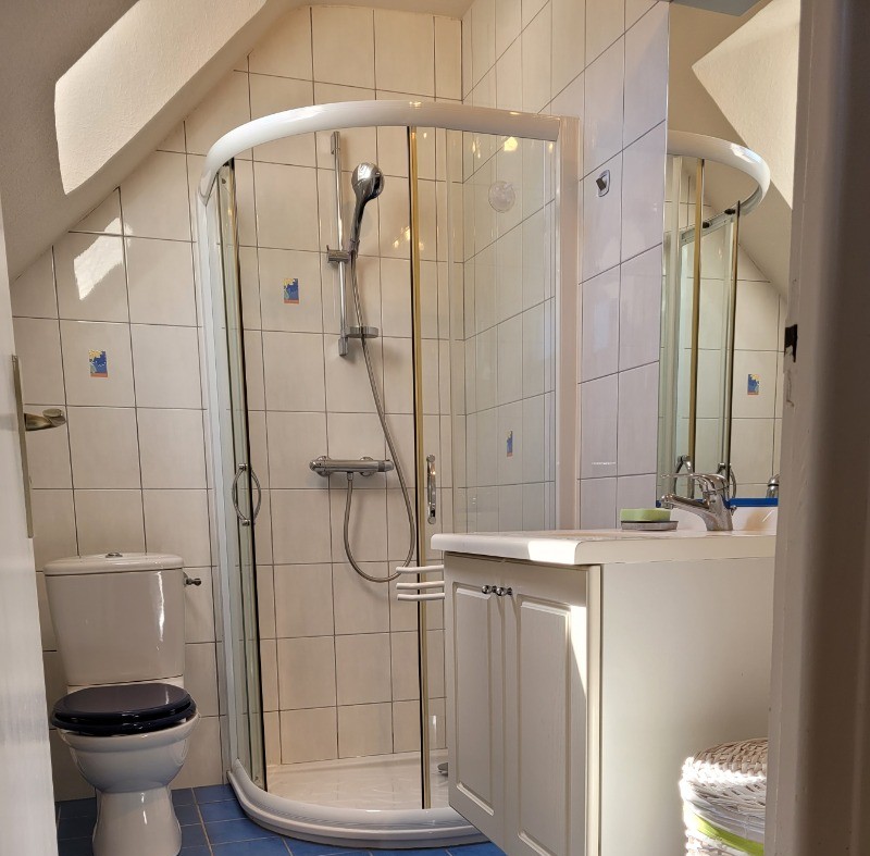 location Clévacances, Loguivy-de-la-mer, Le Barbu, la salle d'eau de l'étage avec douche et WC