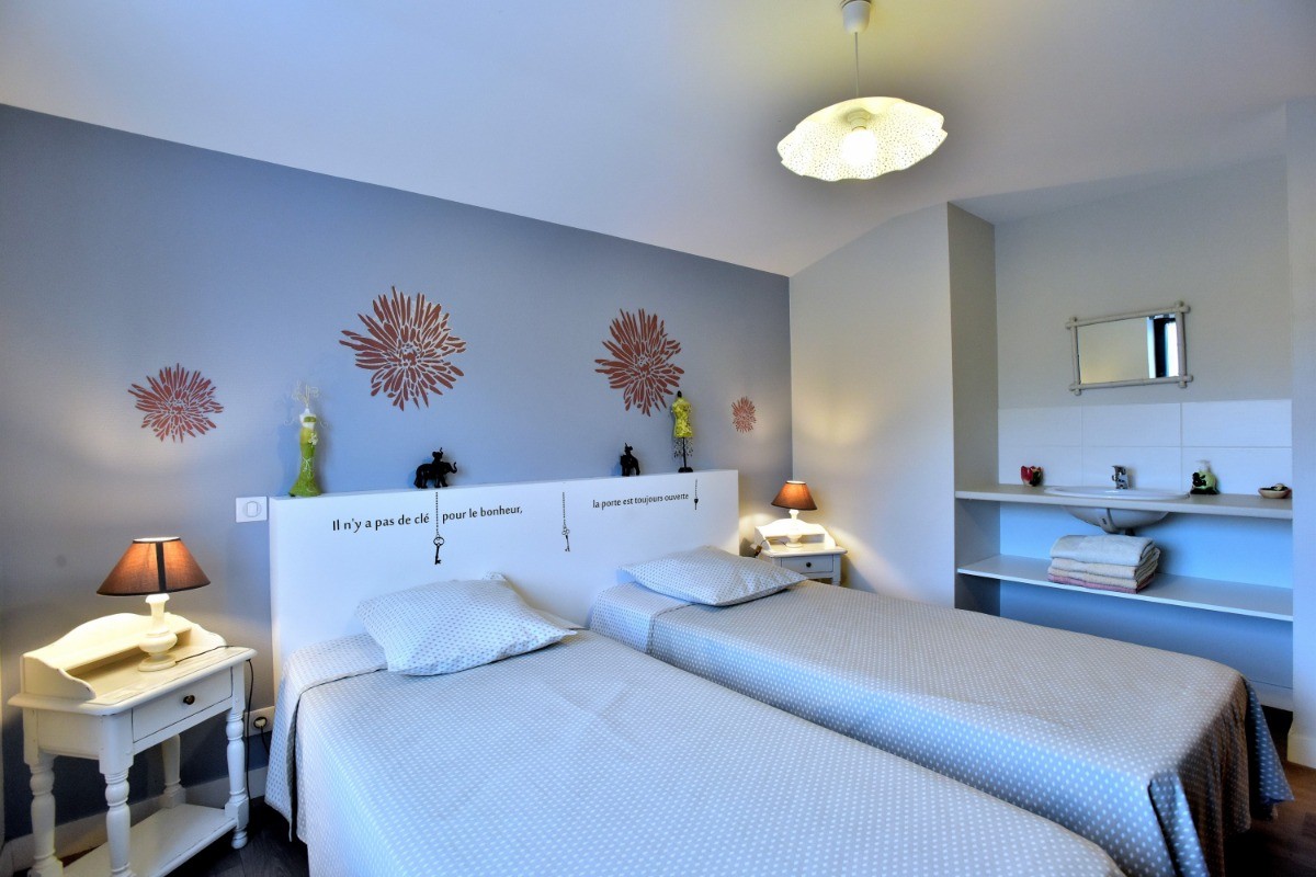 Chambre  avec lit double  &amp; point d'eau,Location Clévacances, Gites 4 personnes ,Logis 1 de Plain Pied
