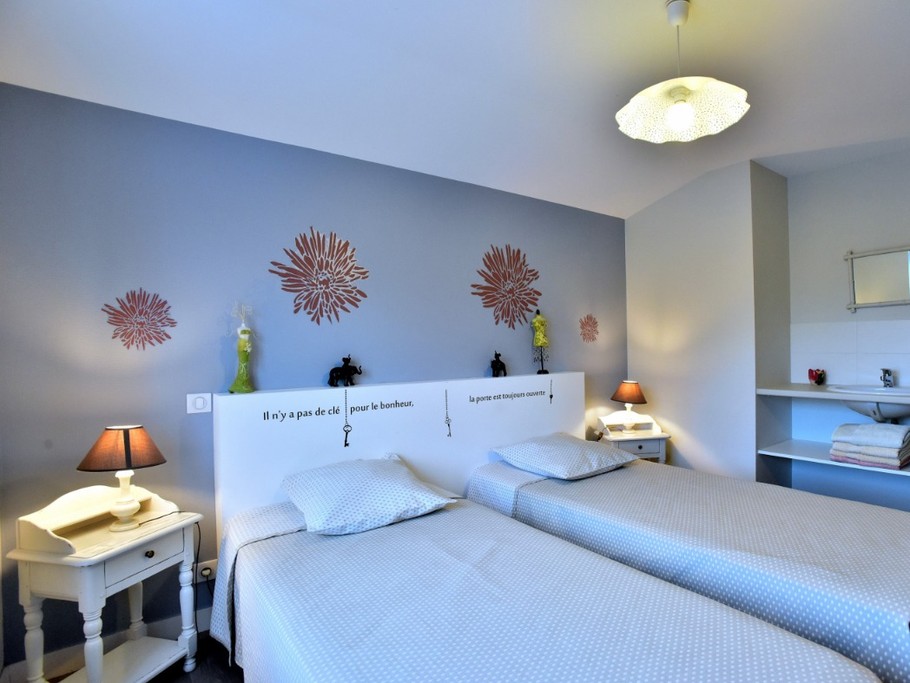 Chambre  avec lit double  & point d'eau,Location Clévacances, Gites 4 personnes ,Logis 1 de Plain Pied
