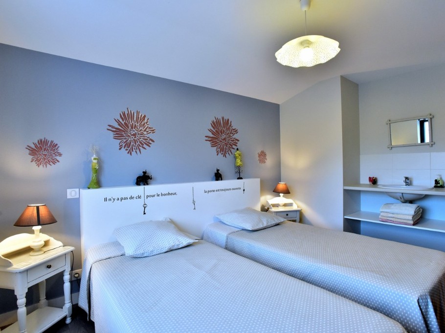 Chambre avec lit double & point d'eau