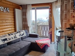 Salon accès terrasse SUD - Gîte Les Coquelicots - Super Besse (Puy de Dôme, 63)