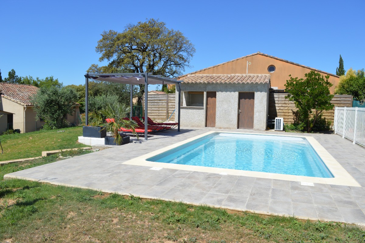 bar, douche et toilette a coté de la piscine