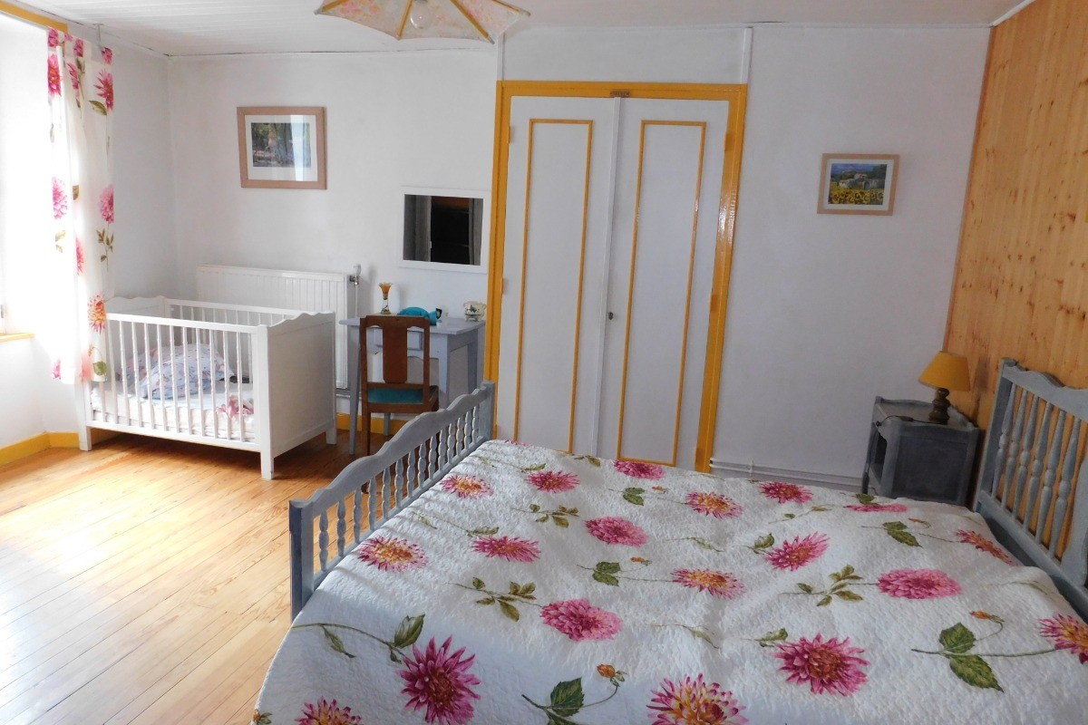 Chambre bouton d'or et son lit en 140