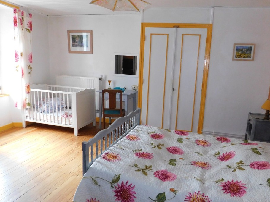 Chambre bouton d'or et son lit en 140