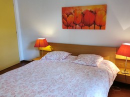 Une chambre avec un grand lit