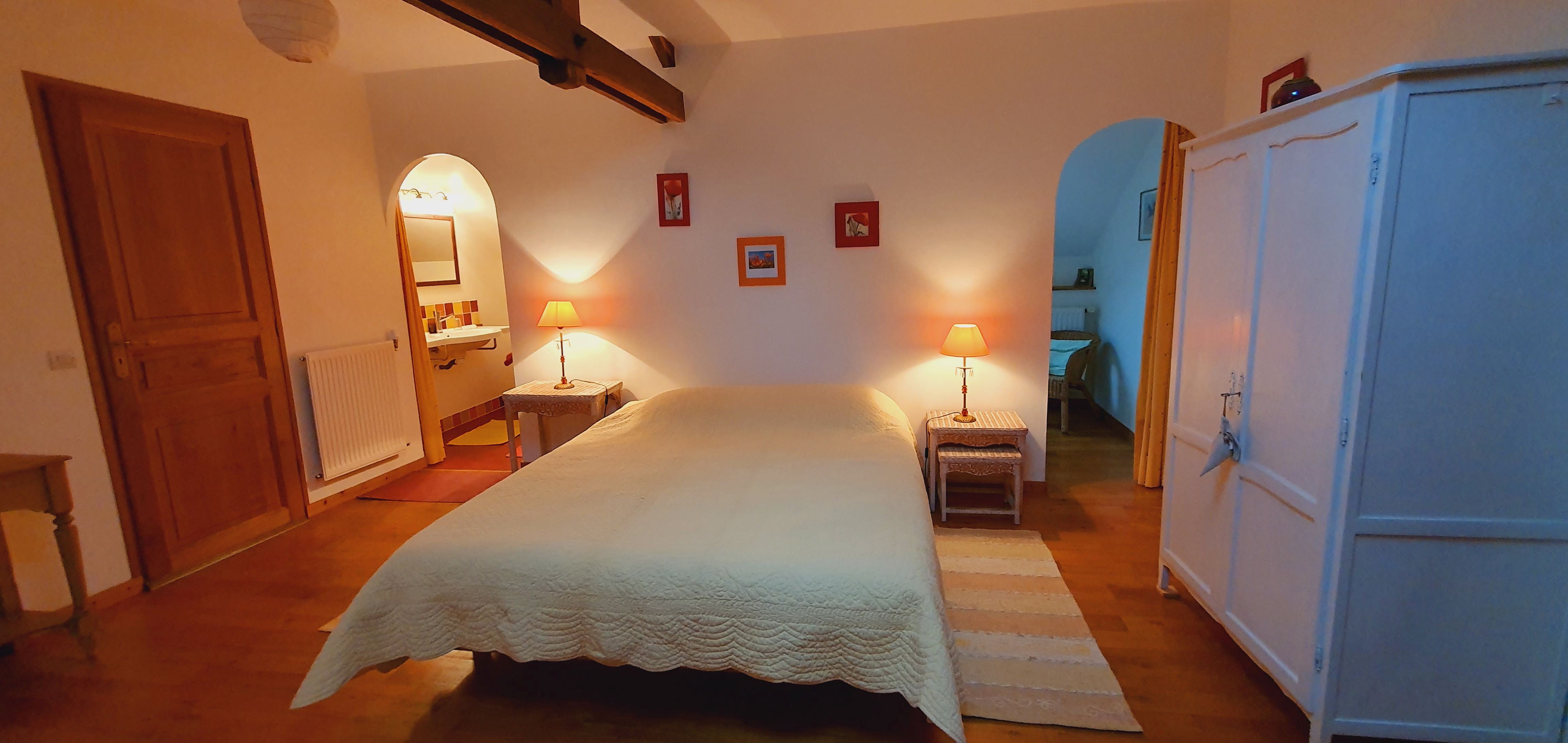 chambre jaune et sa petite chambre attenante