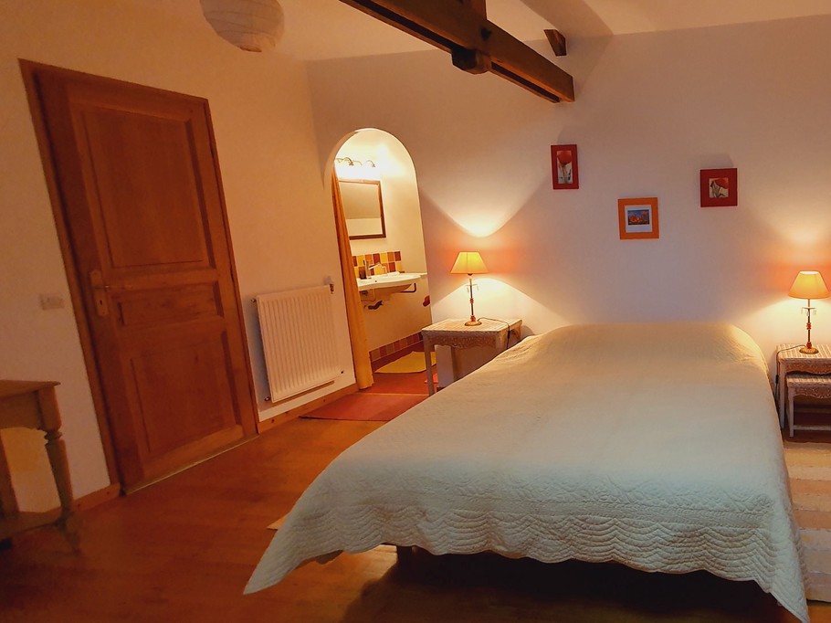 chambre jaune et sa petite chambre attenante