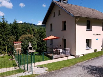 coin pelouse clôturé, terrasse avec salon de jardin, barbecue
