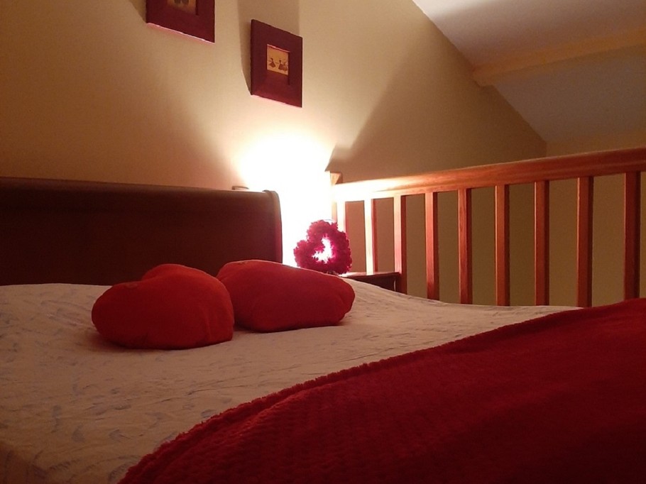 "La Petite Eau" holiday cottage in Charbonnier-les-Mines, near Issoire, Puy-de-Dôme: Bedroom