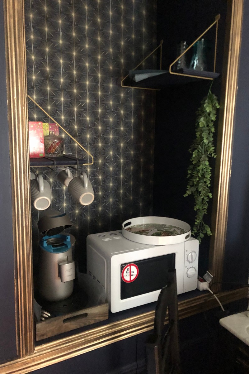 senseo, micro-ondes, grill pain, vaisselle sont à disposition dans la chambre