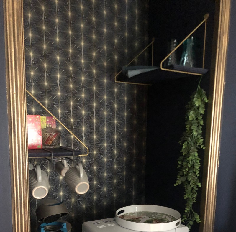 senseo, micro-ondes, grill pain, vaisselle sont à disposition dans la chambre