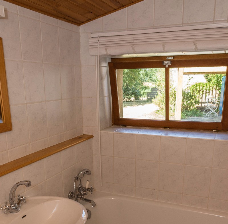 Salle de bains avec baignoire