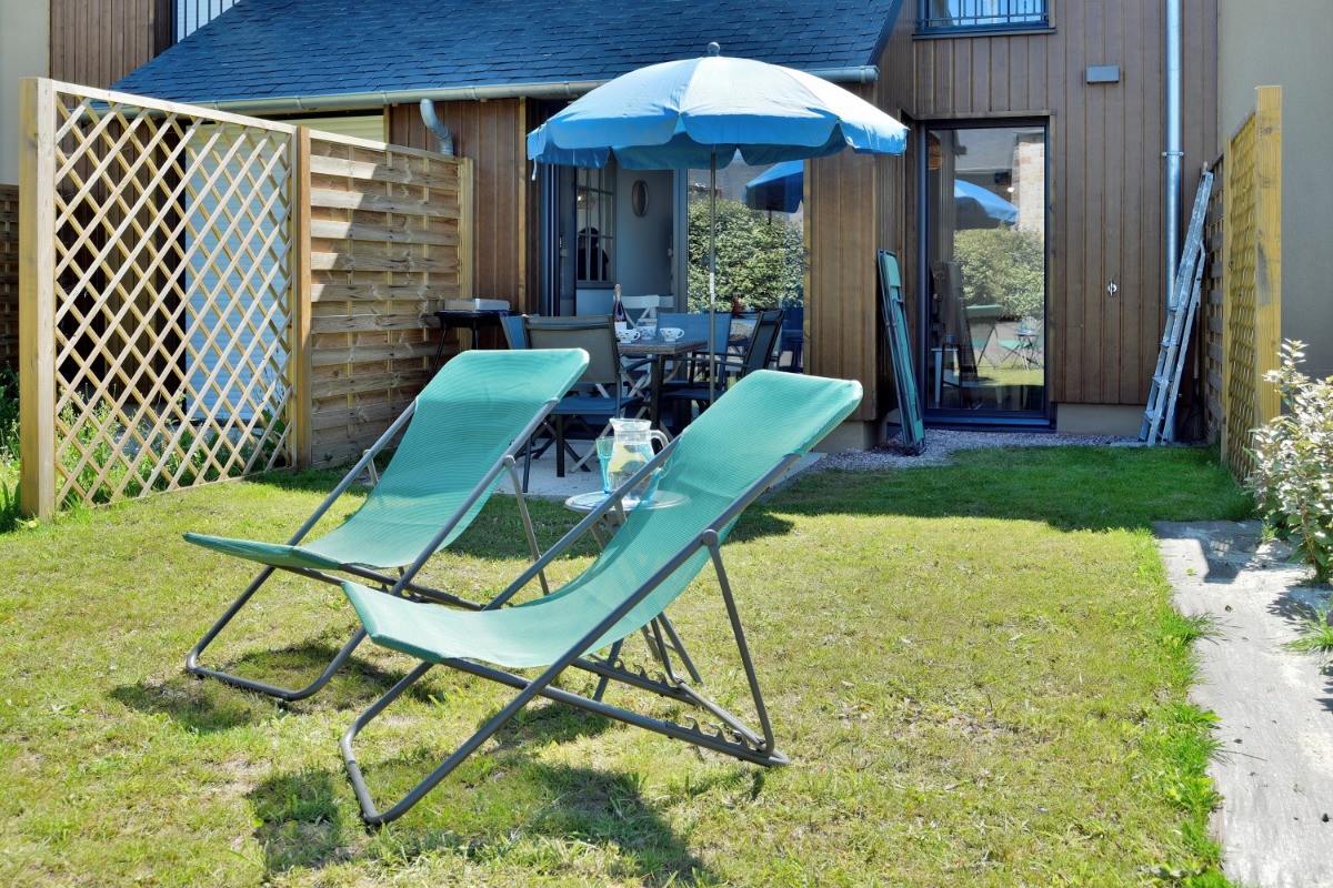 Jardin privé de 70m² accessible depuis le séjour. Terrasse, salon de jardin, parasol, 4 transats et grill électrique.
